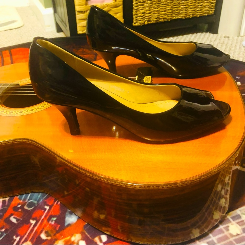 👠The PERFECT Classic Peep Toe Black Patent Pump!